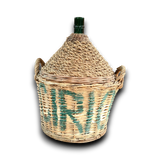 Oude gistfles met bedrukte mand, groene glazen hals, handgevlochten wicker.