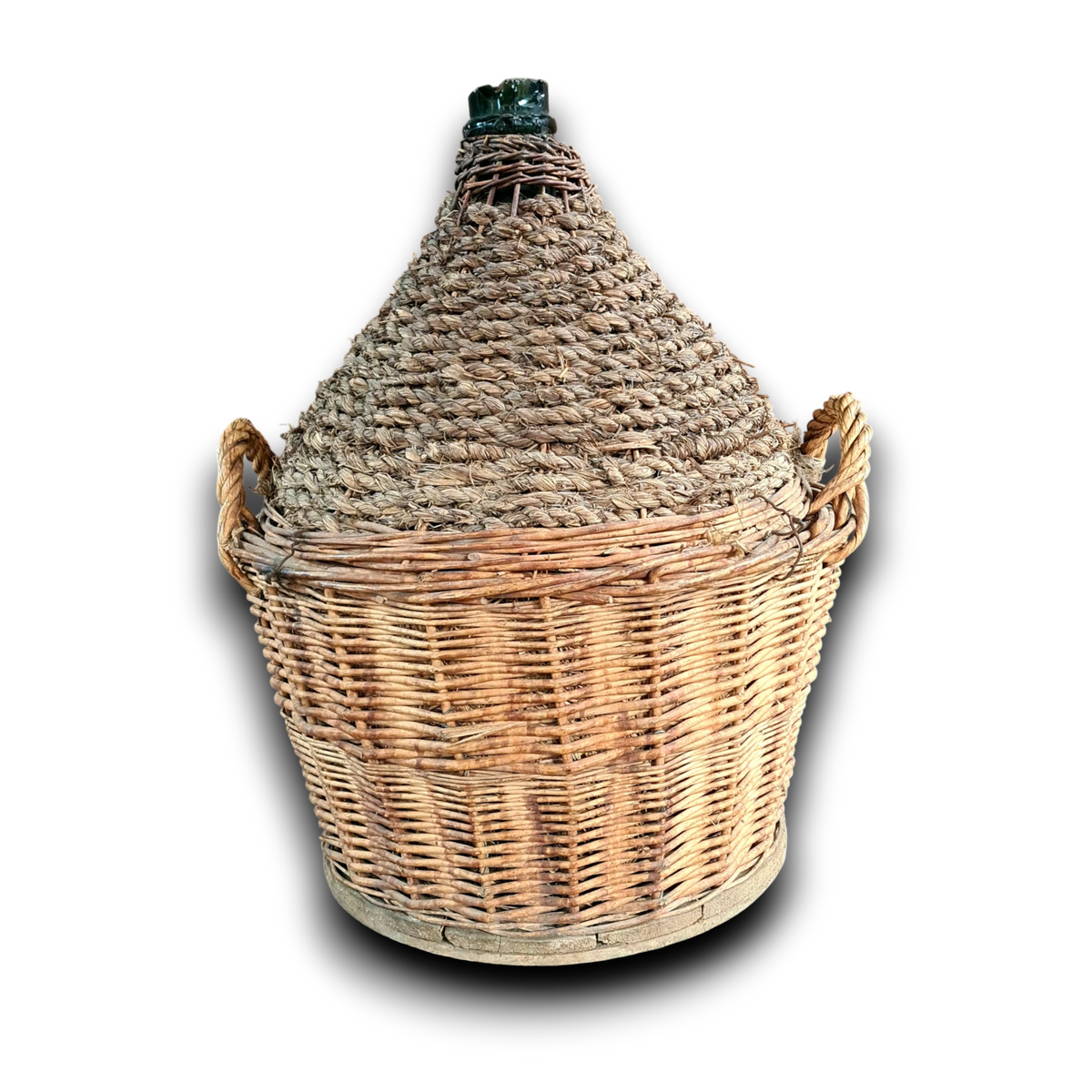 Oude gistfles met mand, antieke look, in gevlochten rieten omhulsel.