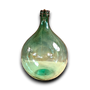 Oude gistfles: lichtgroene glazen demijohn met metalen sluiting.