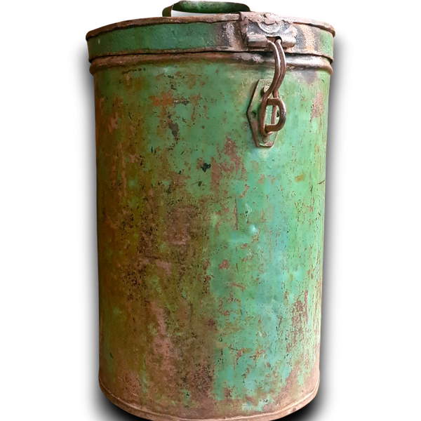 Groene metalen ton