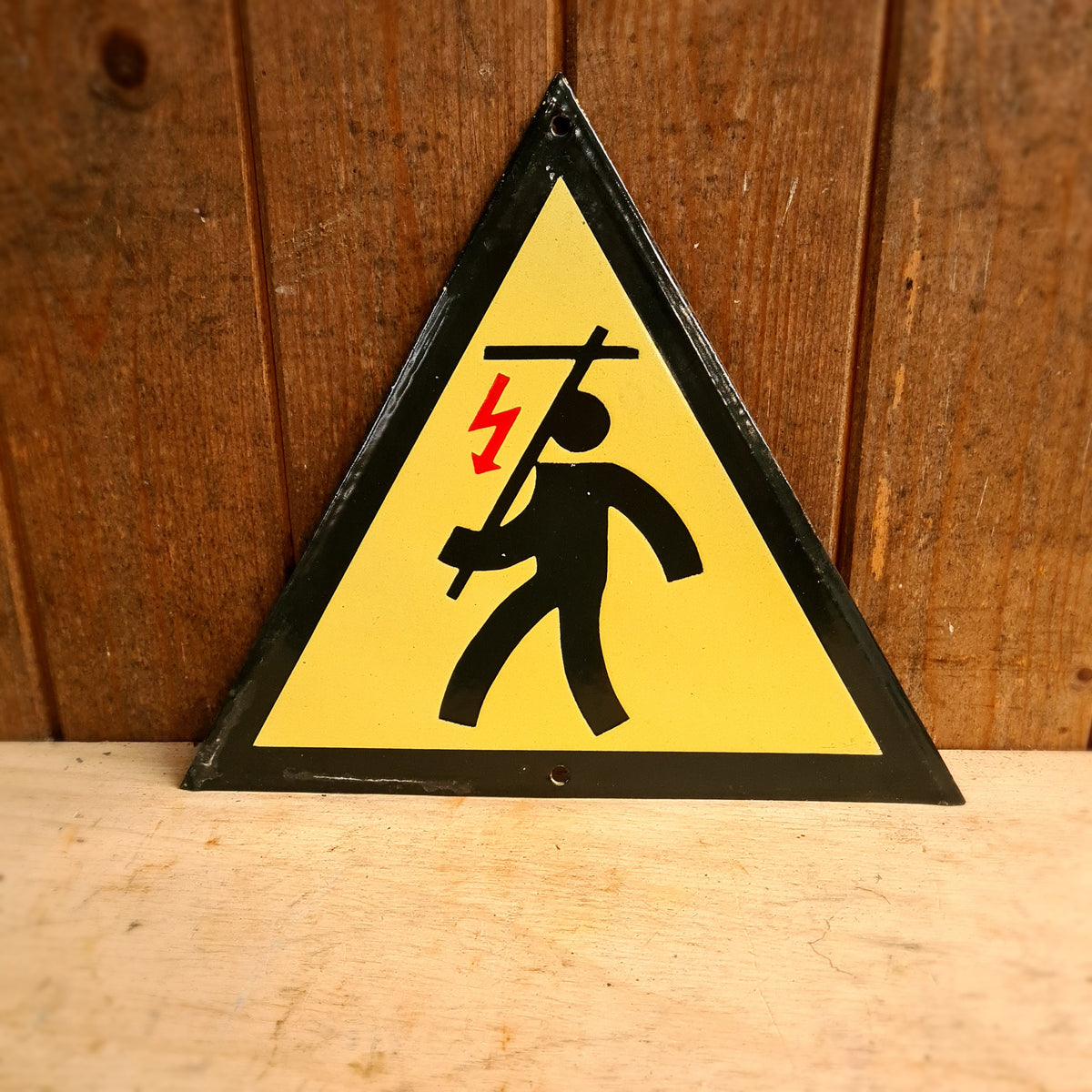 Voorraad van diverse oude emaille bordjes en industriële waarschuwingsborden in de stellingkasten bij Heavy Stuff Zwolle.