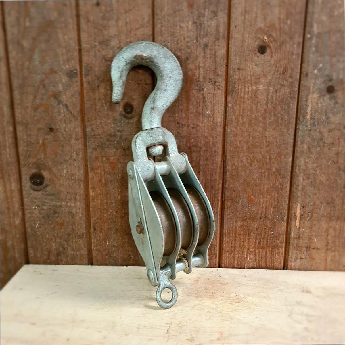 Oude Industriële Katrol met 3 rollen voor decoratief of functioneel gebruik.