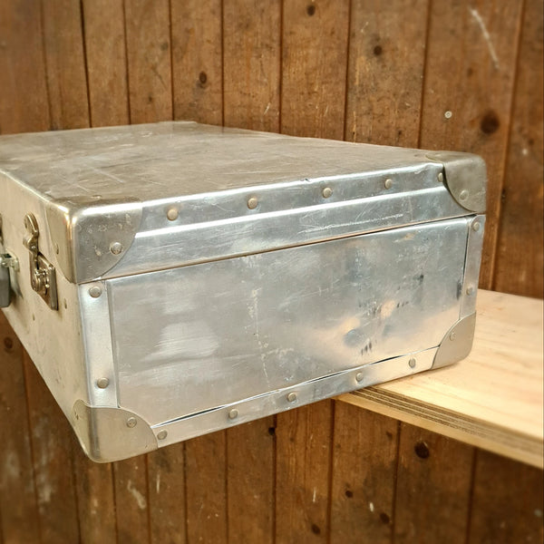 Engelse aluminium koffer met geklonken hoeken en metalen hoekbeschermers.