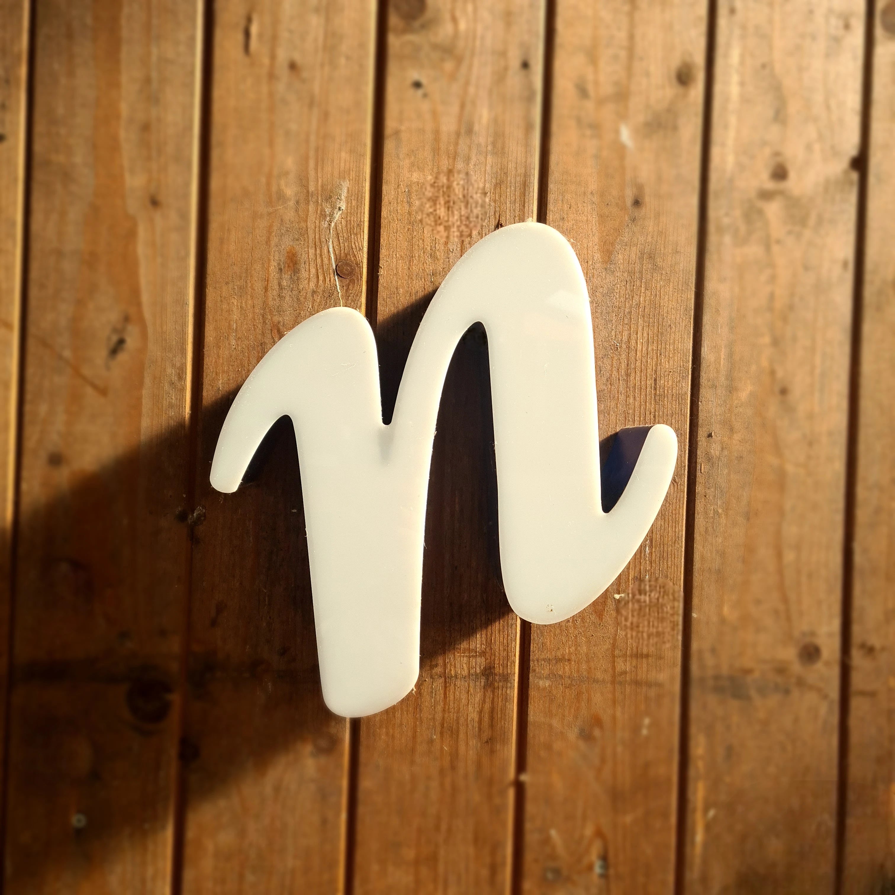 Witte, golvende M LED-letter, vintage geveldecoratie van Heavy Stuff.