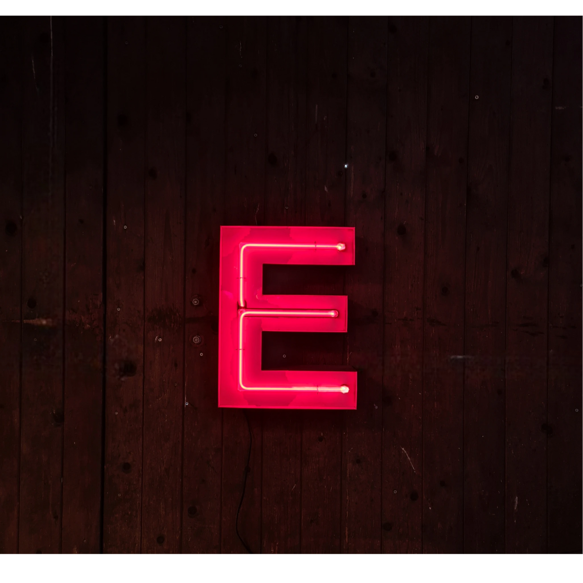 Industriële verlichting: E Neon letter in rood met nieuwe neonverlichting, rauwe patina - Heavy Stuff
