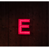 Industriële verlichting: E Neon letter in rood met nieuwe neonverlichting, rauwe patina - Heavy Stuff