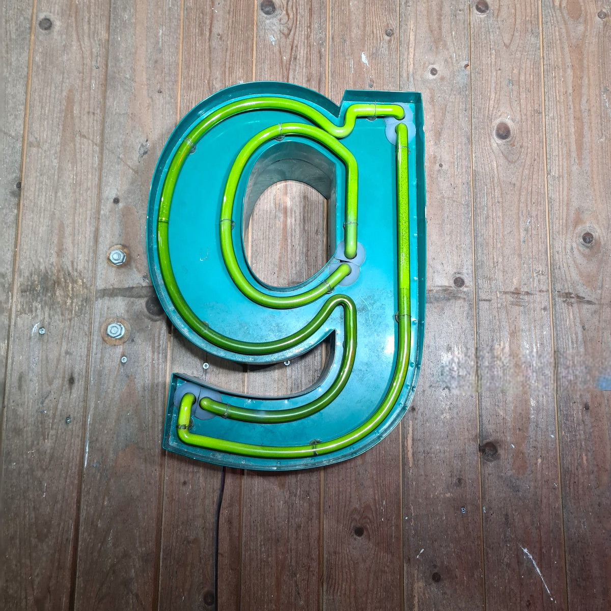 G Neon letter in groen