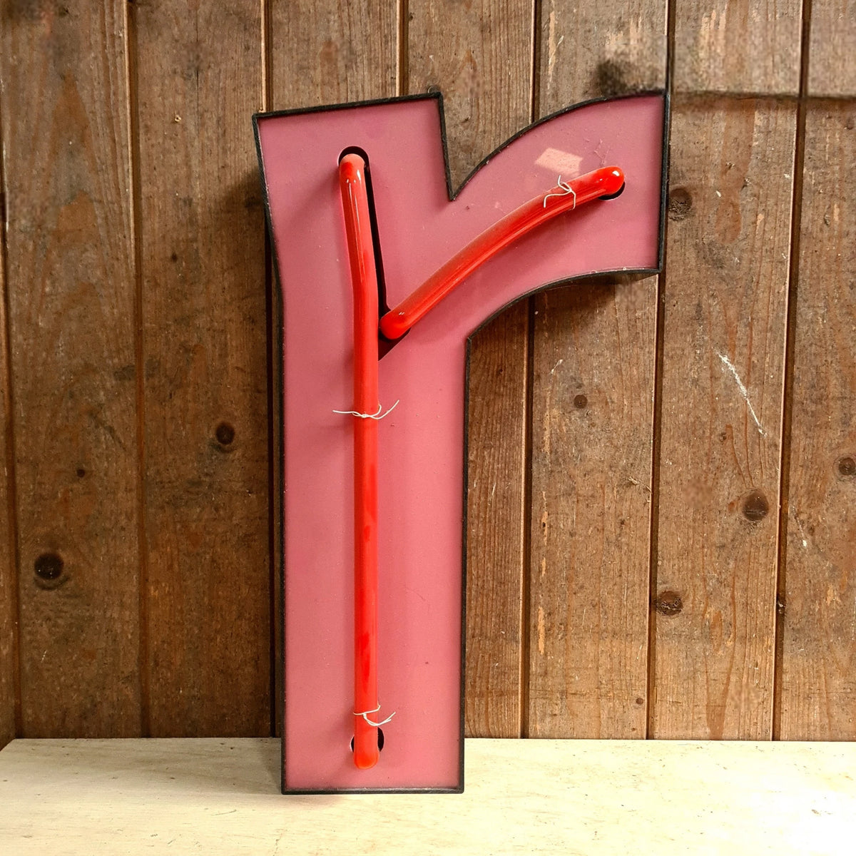 Industriële verlichting: TEST NEON, neon letter r op rustieke plank - Heavy Stuff.