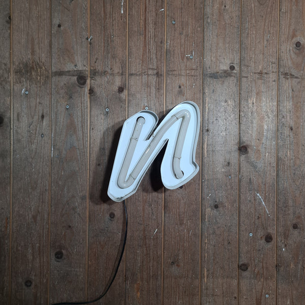 N Neon letter in wit, cursief