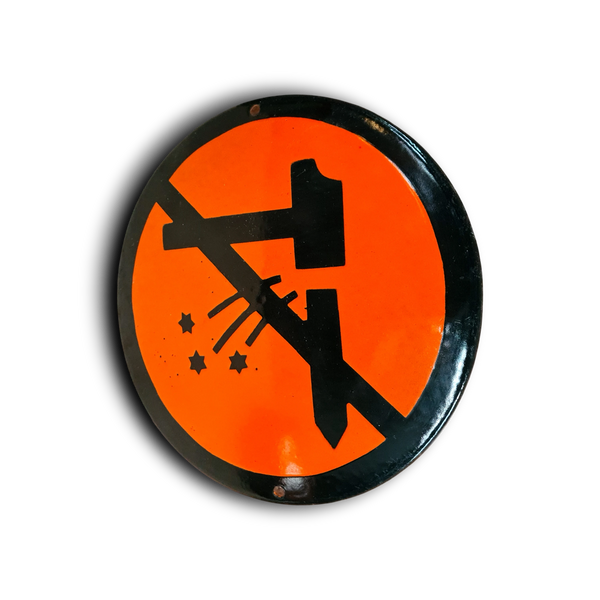 Emaille waarschuwingsbord niet hameren met slijtage en patina.