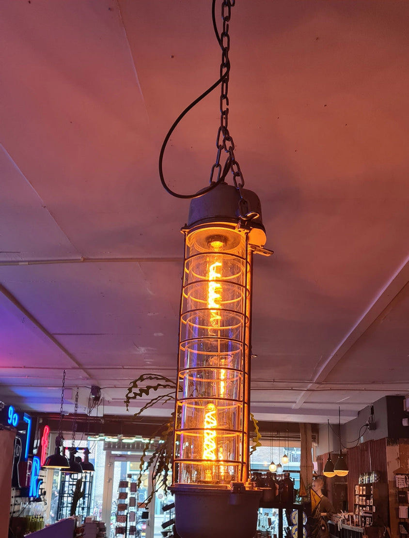 Voorraad van diverse originele vintage fabriekslampen en industriële hanglampen in de winkel van Heavy Stuff Zwolle