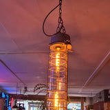 Voorraad van diverse originele vintage fabriekslampen en industriële hanglampen in de winkel van Heavy Stuff Zwolle