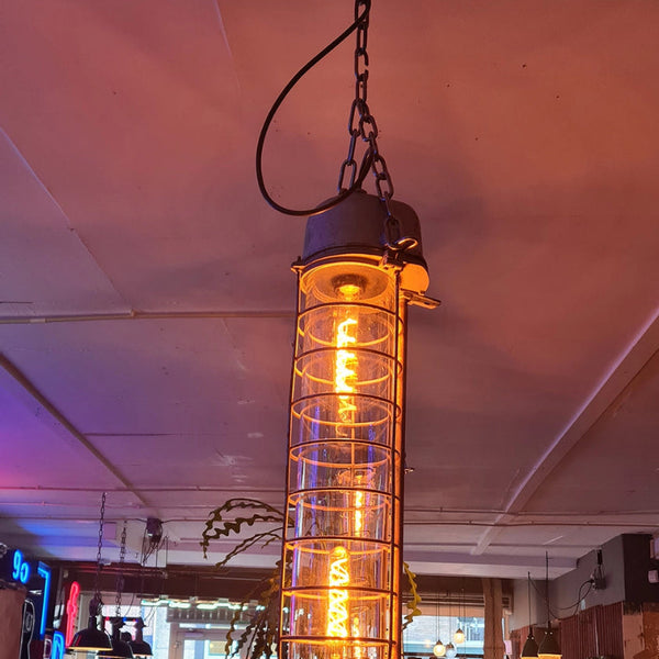 Voorraad van diverse originele vintage fabriekslampen en industriële hanglampen in de winkel van Heavy Stuff Zwolle