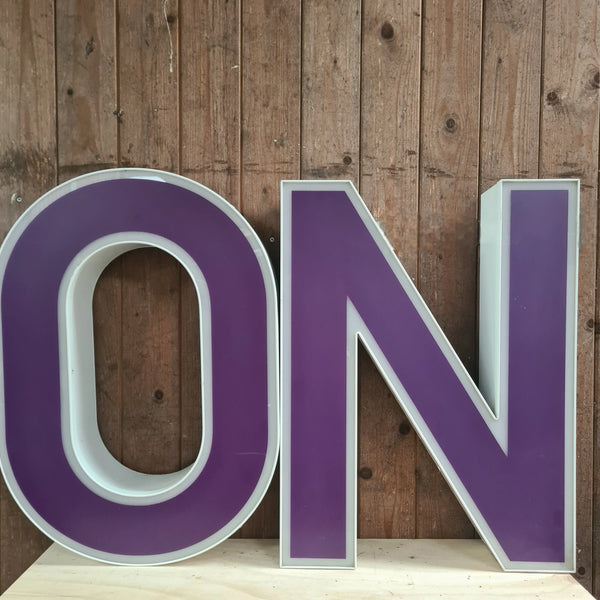 O Led letter in paars