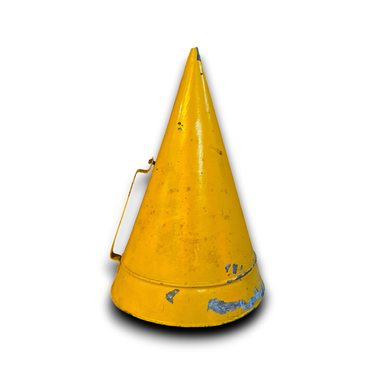 Pilon met gele verf en metalen handgreep, roestig en versleten.