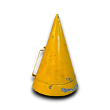 Pilon met gele verf en metalen handgreep, roestig en versleten.
