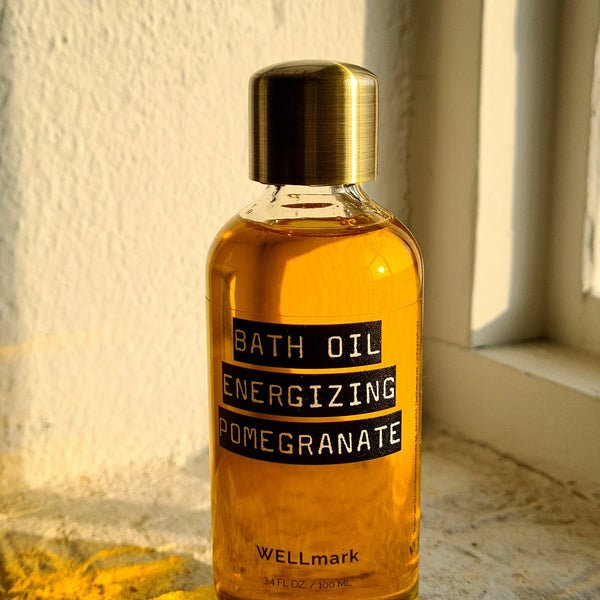 Huile de bain naturelle Wellmark à la formule nourrissante et à la grenade énergisante.