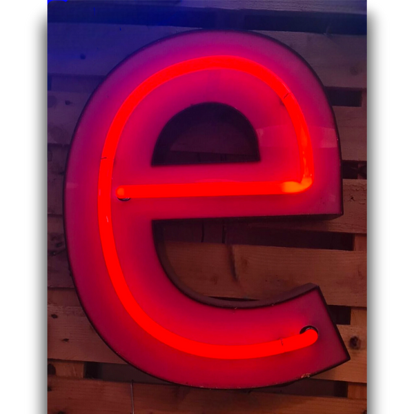 E Neon letter in rood/zwart