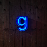 Klein formaat neonletter in blauw, industriële verlichting met patina en roest - Heavy Stuff.