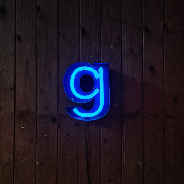 Klein formaat neonletter in blauw, industriële verlichting met patina en roest - Heavy Stuff.