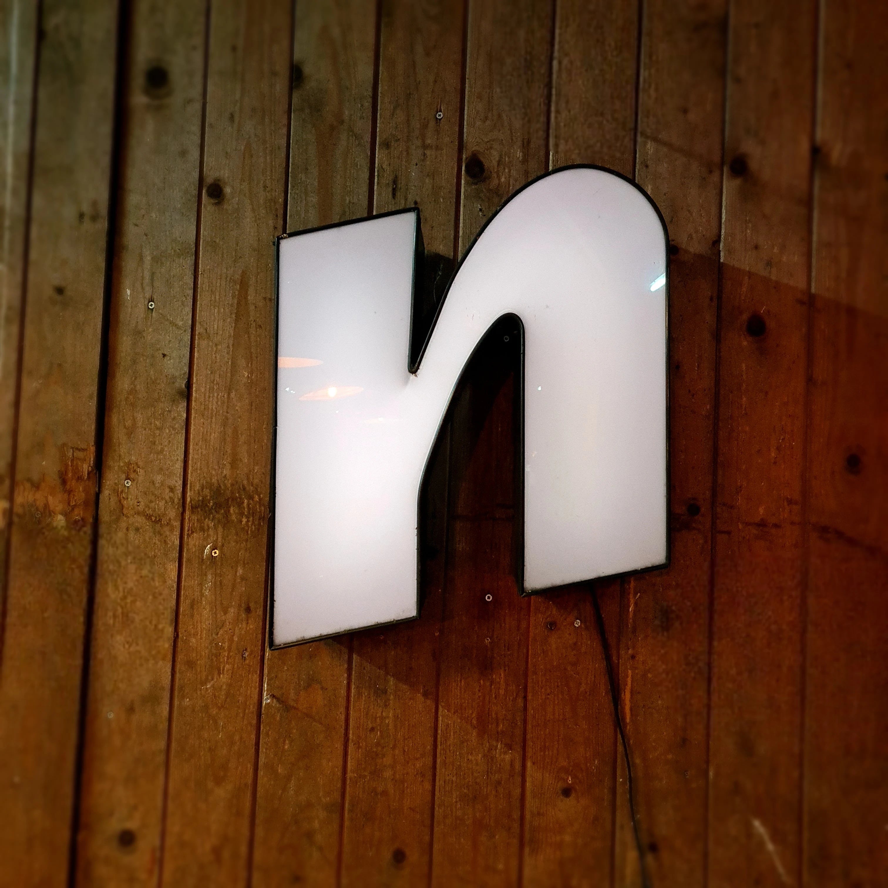 Doosletter N zwart/wit met neonverlichting, industriële verlichting, patina en roest - Heavy Stuff.