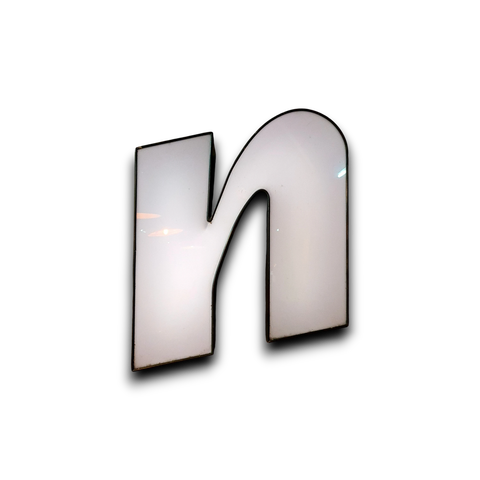 Doosletter N zwart/wit met neonverlichting, rauw patina en roestige charme - Heavy Stuff.