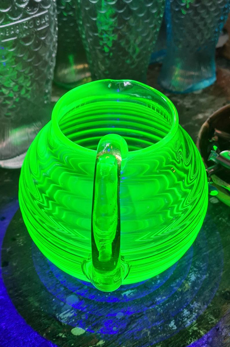 Vaasje van Uranium glas nu te koop bij Heavy Stuff Zwolle - Bestel nu online unieke vintage decoratie. 