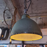 Snel wisselende voorraad van diverse originele vintage fabriekslampen en industriële hanglampen in de winkel van Heavy Stuff Zwolle.