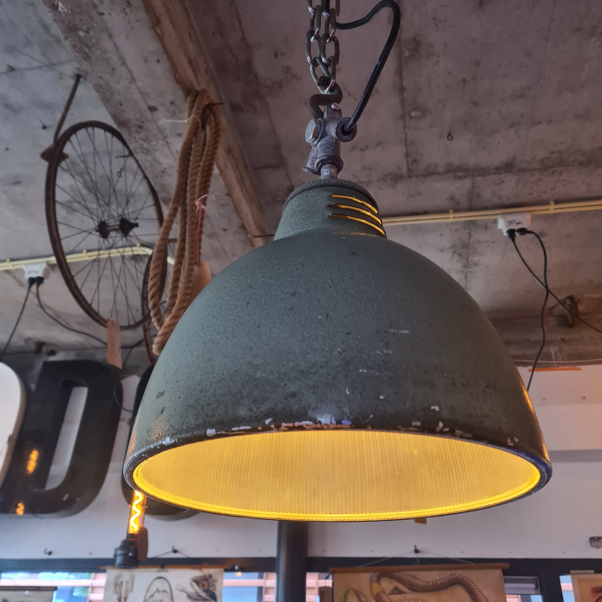Snel wisselende voorraad van diverse originele vintage fabriekslampen en industriële hanglampen in de winkel van Heavy Stuff Zwolle.