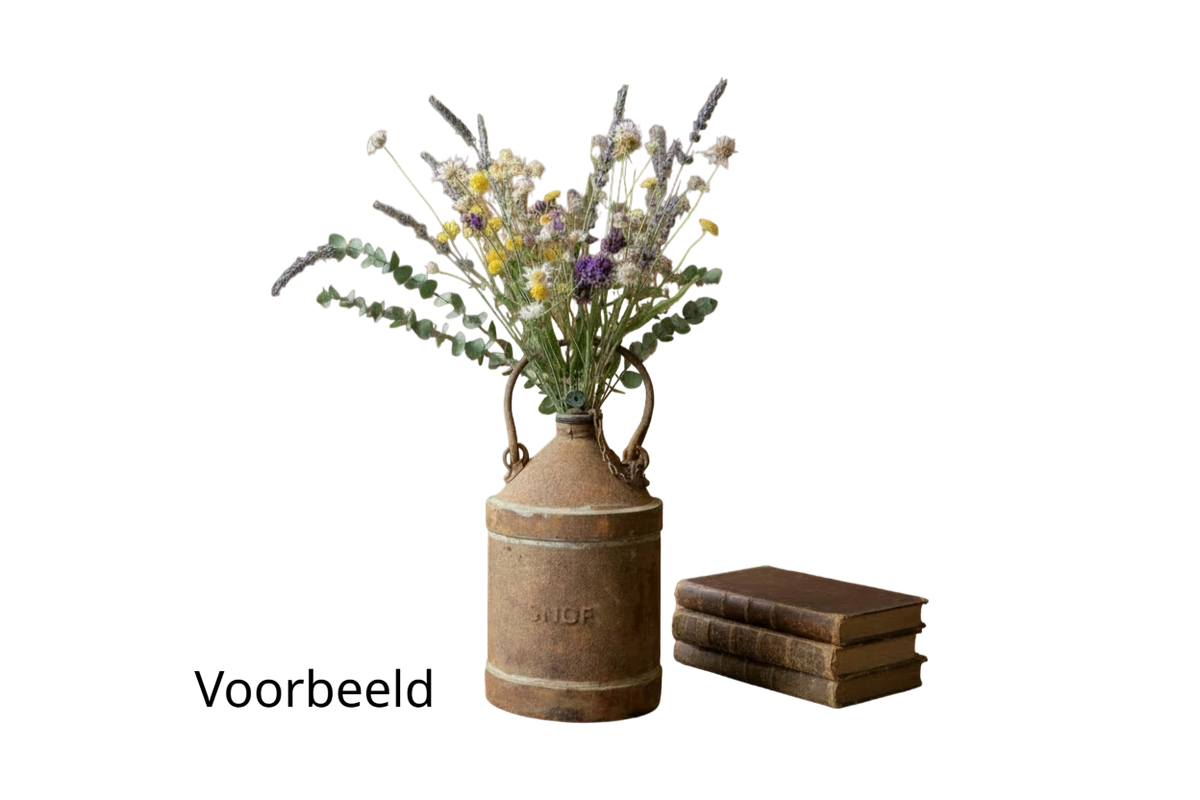 Oude petroleumkan – SNCF als rustieke vaas met droogbloemen.
