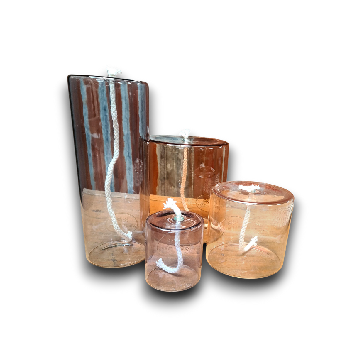 Wellmark Olielamp: vier cilindrische glazen olielampen met witte katoenen lonten.