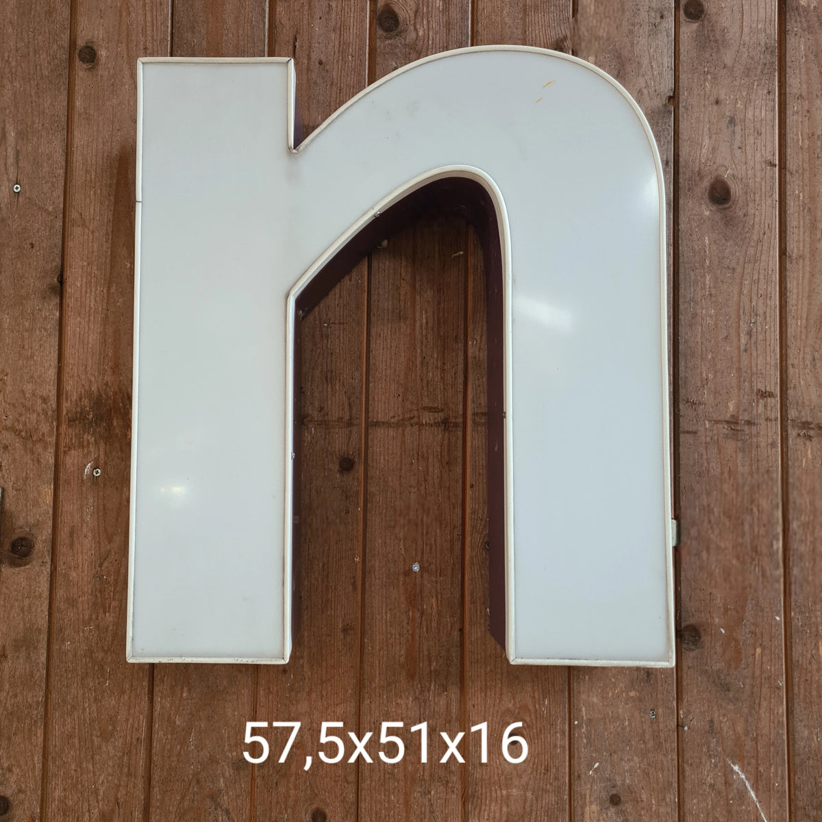 A Neon letter in wit/aubergine