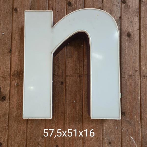 A Neon letter in wit/aubergine