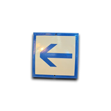 Emaille waarschuwingsbord pijl met roestige patina en industriële charme - Heavy Stuff.