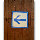 Emaille waarschuwingsbord pijl, vintage patina en roestige details - Heavy Stuff.