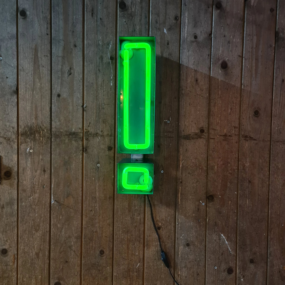 Industriële verlichting met groene neon letter (!), patina en roest - Heavy Stuff.
