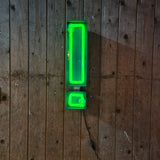 Industriële verlichting met groene neon letter (!), patina en roest - Heavy Stuff.