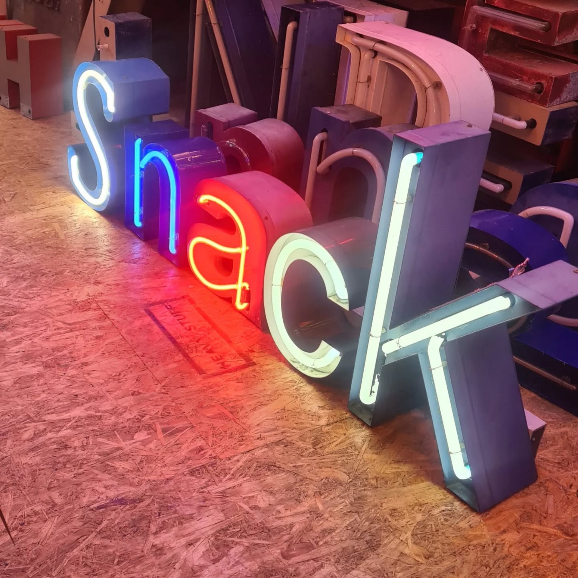 Ontwerp je eigen tekst: grote metalen neonletters Shack. Meer alfabet letters op voorraad!