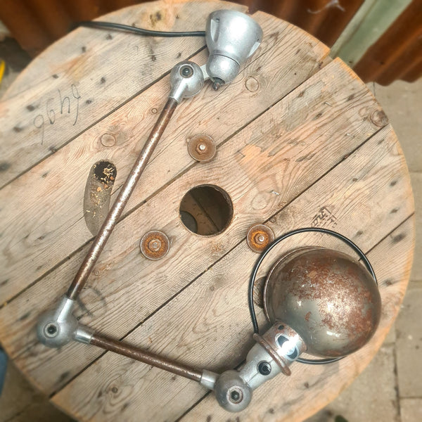 Authentieke vintage industriële Vuro lamp met origineel patina, liggend gepresenteerd