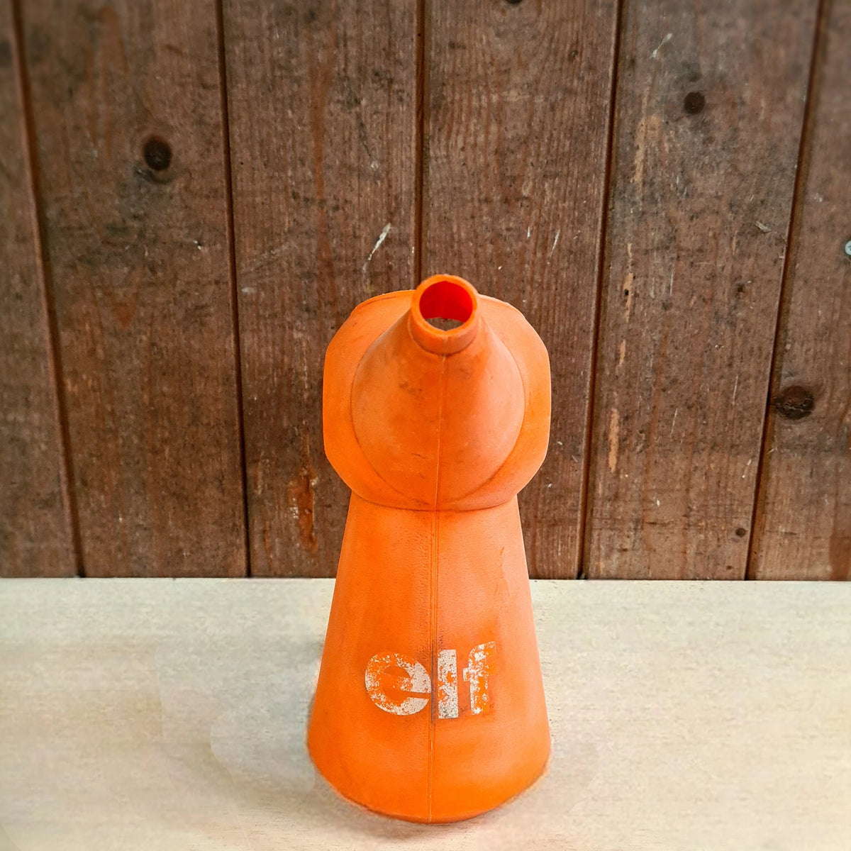 Vintage oliekannen kunststof funnel met elf stempel, authentiek patina.