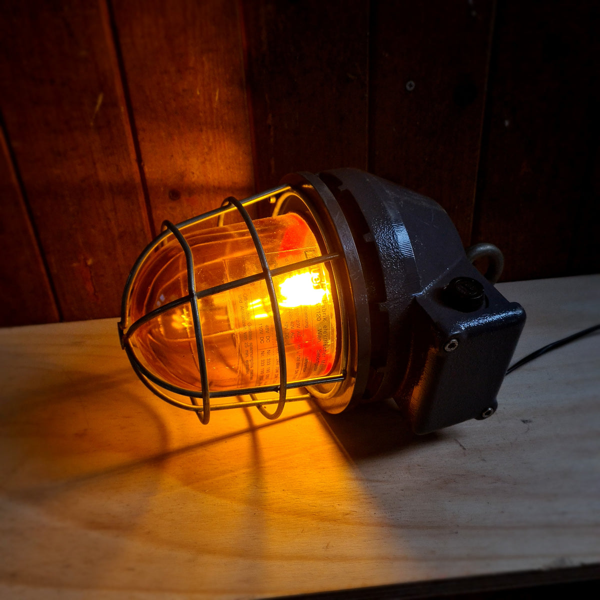 Zware fabriekslamp