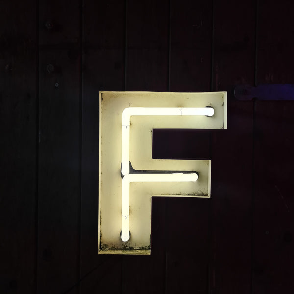 F Neon letter in wit