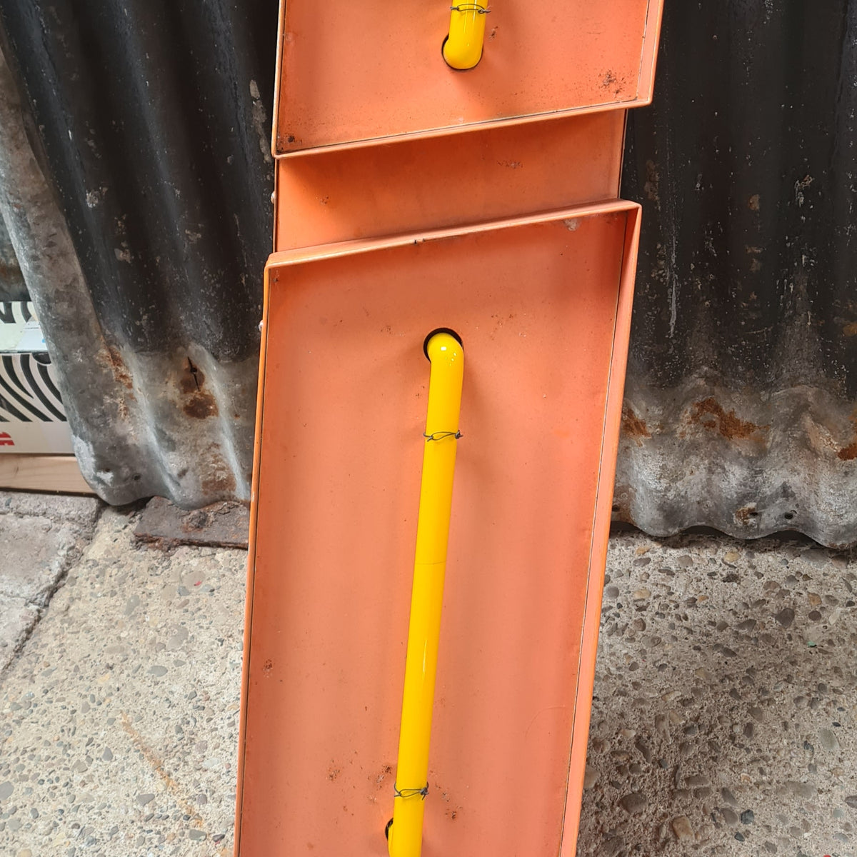 S Neon letter in oranje