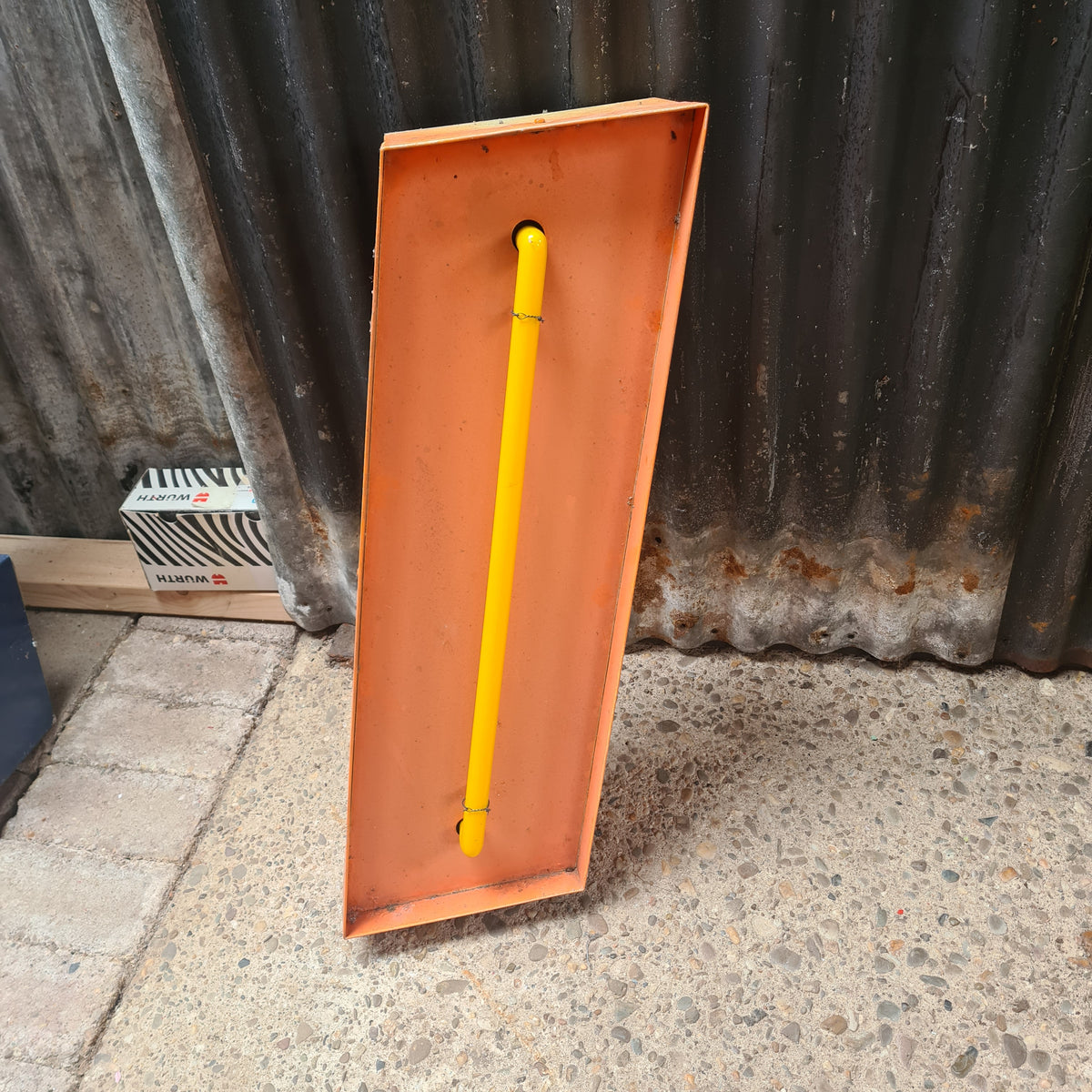 S Neon letter in oranje