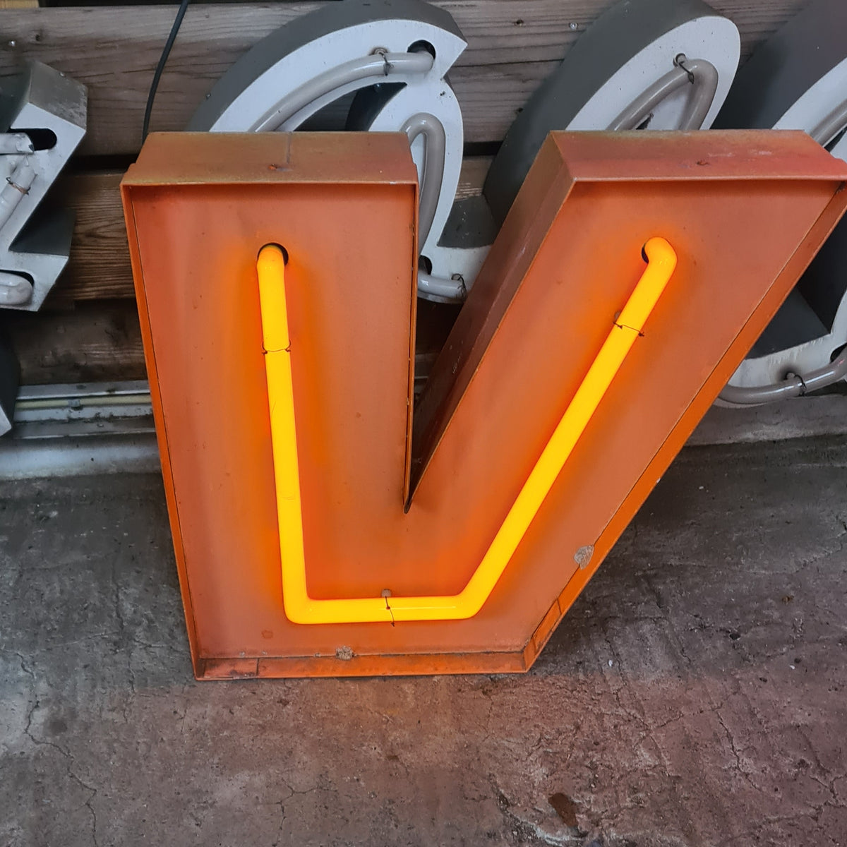S Neon letter in oranje