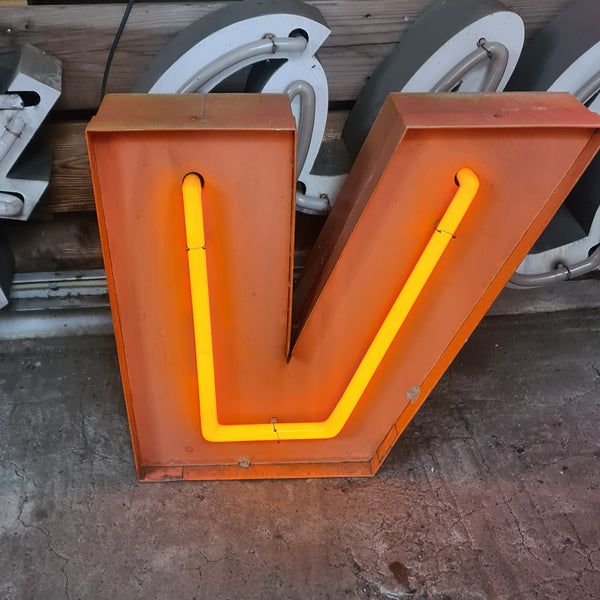 S Neon letter in oranje