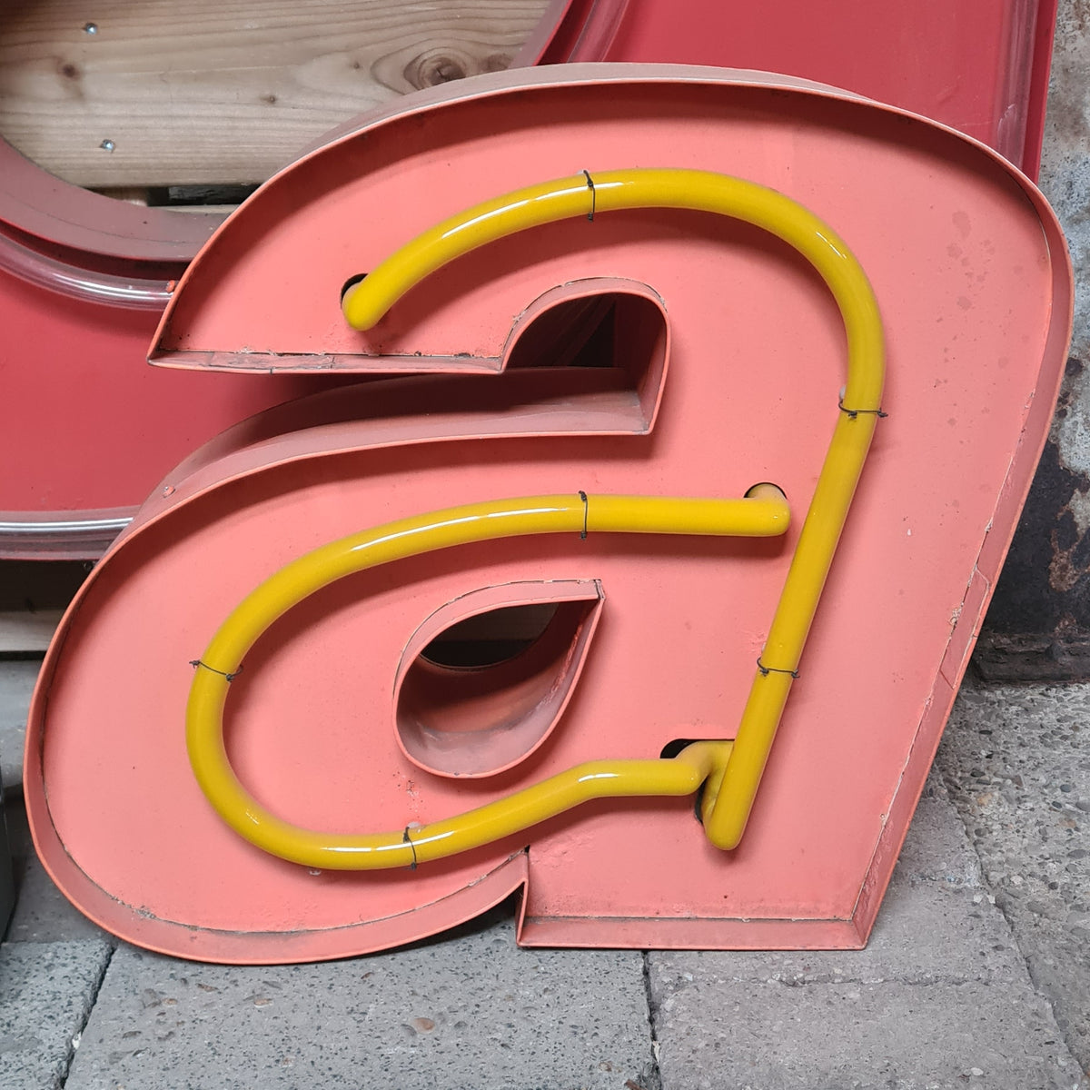 S Neon letter in oranje