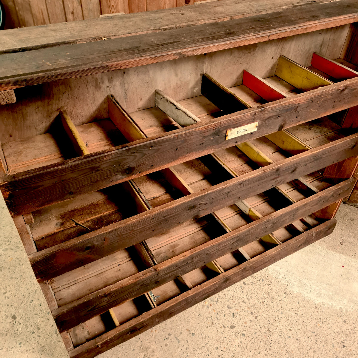 Authentieke houten vakkenkast